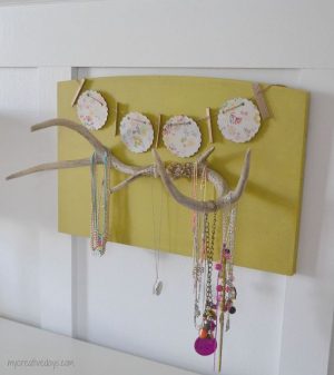 This DIY Antler jewlery holder is too cute for the girl's bedroom! Repin if you love this!