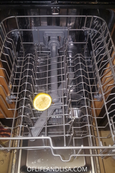 I can't believe this actually works! Put a lemon in your dishwasher and be amazed at what happens next!